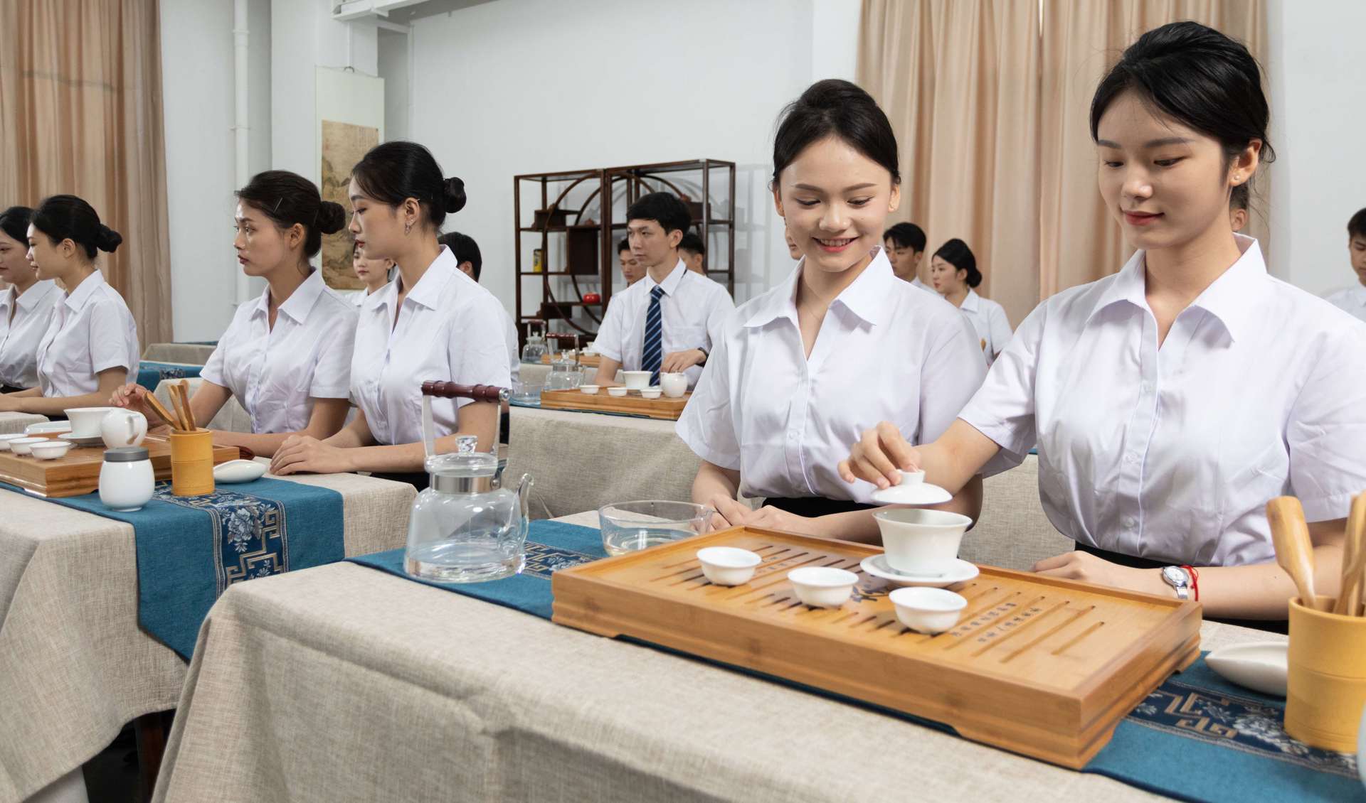 在做实验的学生