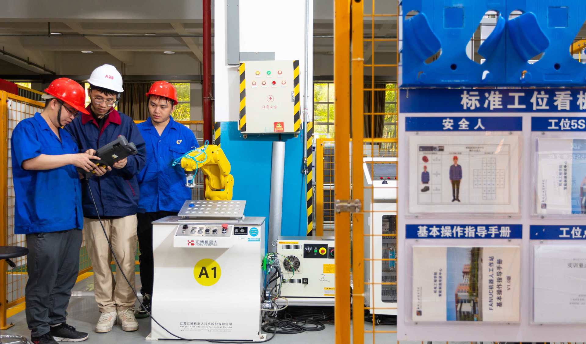 进行虚拟仿真的学生