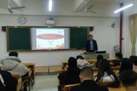 马克思主义学院教师为汽车工程学院分党校学员上党课