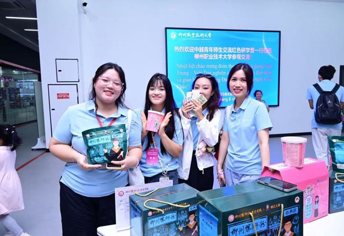 中越青年师生交流红色研学营到我校研学