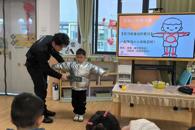 贸易与旅游管理学院学子走进幼儿园开展趣味航空安全课