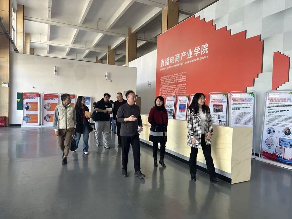 42543105cca8edea2a9425732b292a8e