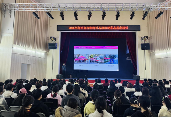 学生在认真听培训讲解 学生在认真听培训讲解