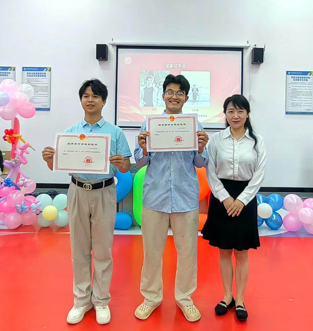 陈芳书记为国家奖学金毕业生颁奖