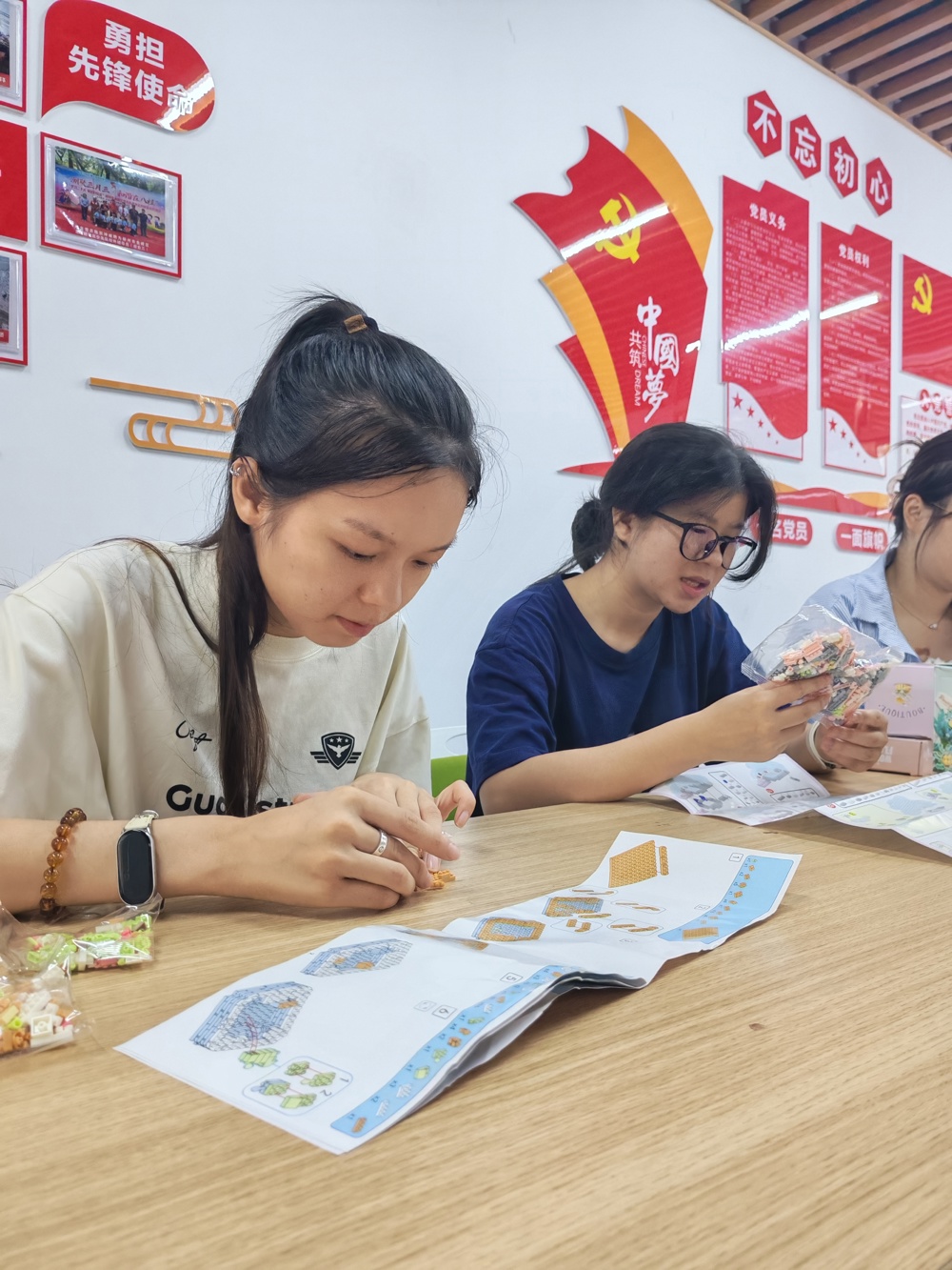 同学们在专心的拼积木