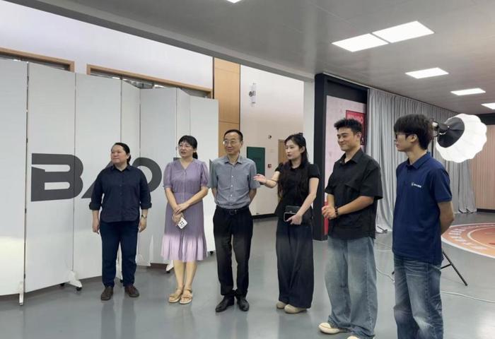 校党委书记刘子林调研贸旅学院学生暑期在校内基地开展实践情况