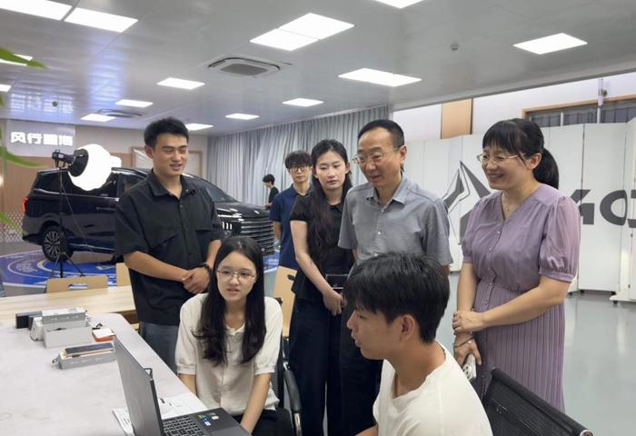 校党委书记刘子林、校长甘金明暑期看望慰问东风柳汽订单班在校实践学生