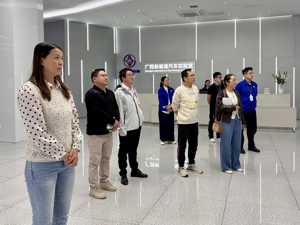 参观广西新能源汽车实验室