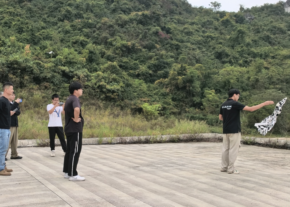 协会成员代表在实践基地学习航模飞行 协会成员代表在实践基地学习航模飞行