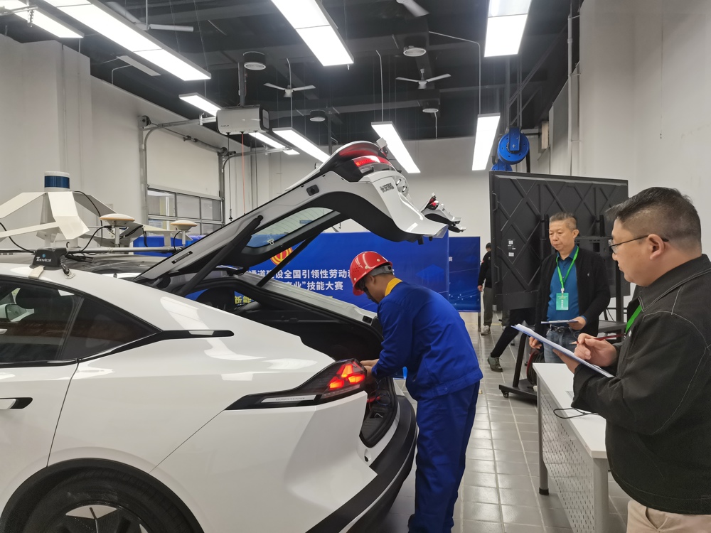 参赛选手进行实操竞赛