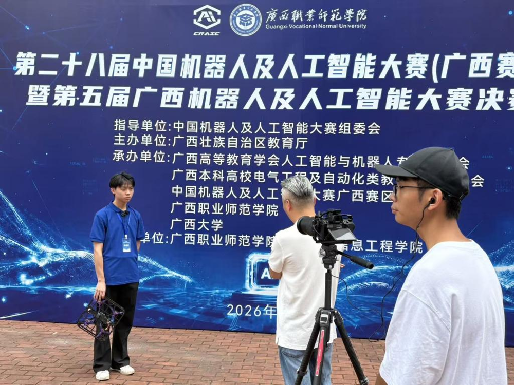 图2 我校学生受邀参与新闻媒体采访