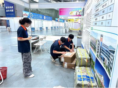 志愿者有序派发、整理、核对各点位宣传物料