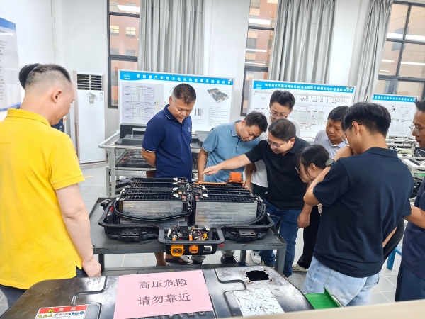 图2：新能源汽车技术培训实操教学现场(1)