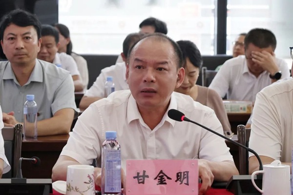 我校党委副书记、校长甘金明介绍学校战略发展规划