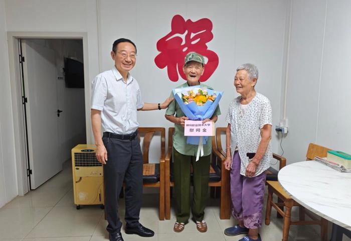 校领导率队开展“七一”走访慰问老党员活动