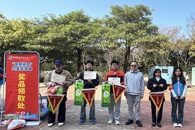 我校为11月“健康柳职”之星级宿舍颁发流动红旗和奖品