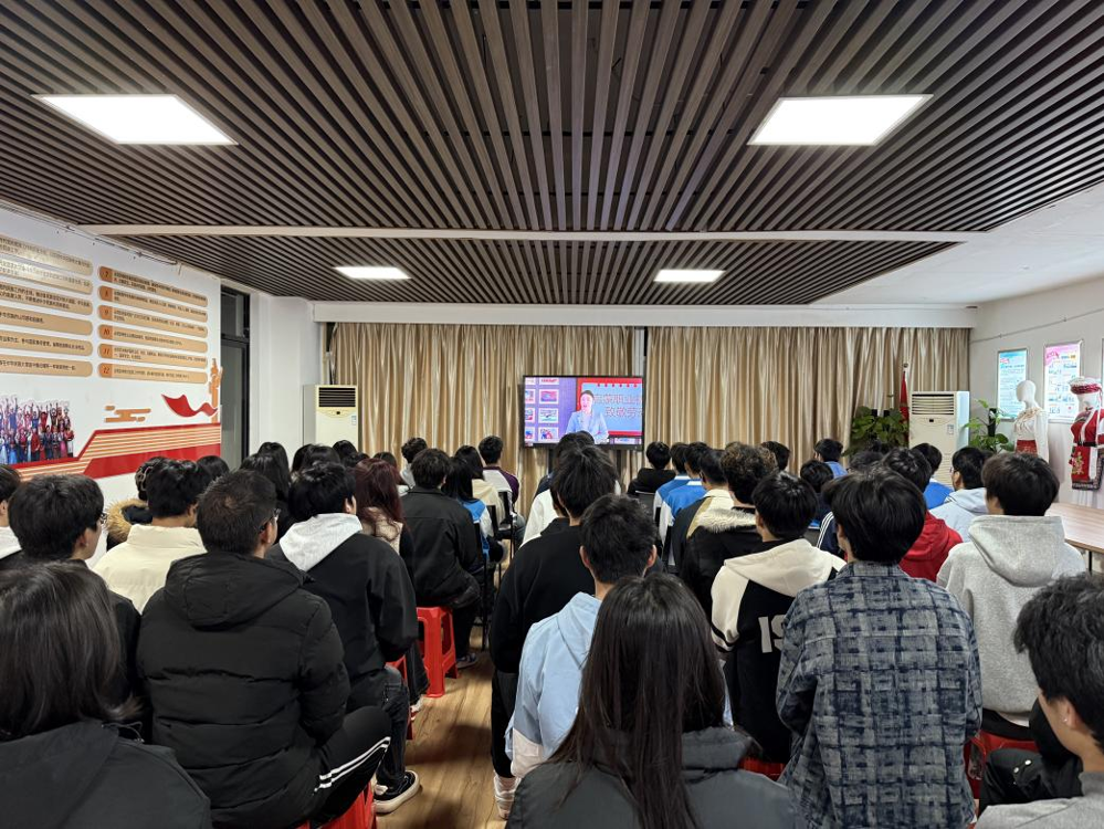 我校组织多民族师生收看“开学第一课”