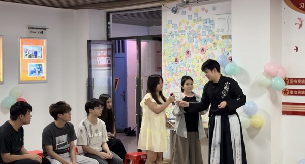 同学们积极参与竞赛答题