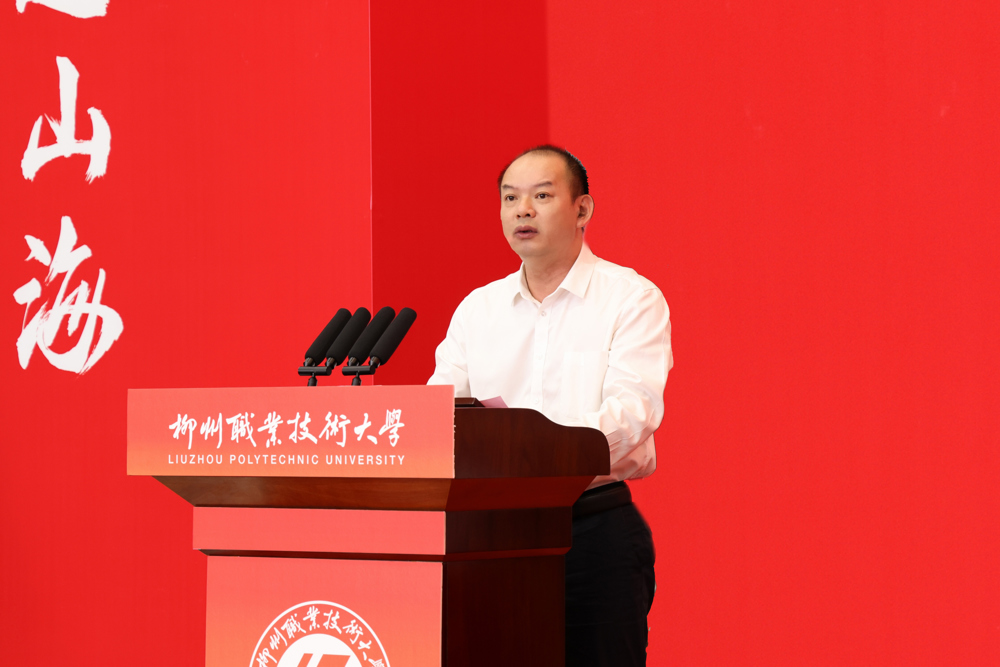 校党委副书记、校长甘金明送上毕业寄语
