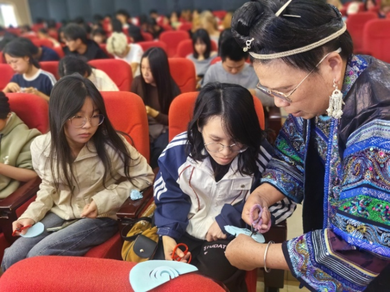 杨老师现场示范苗族剪纸 杨老师现场示范苗族剪纸