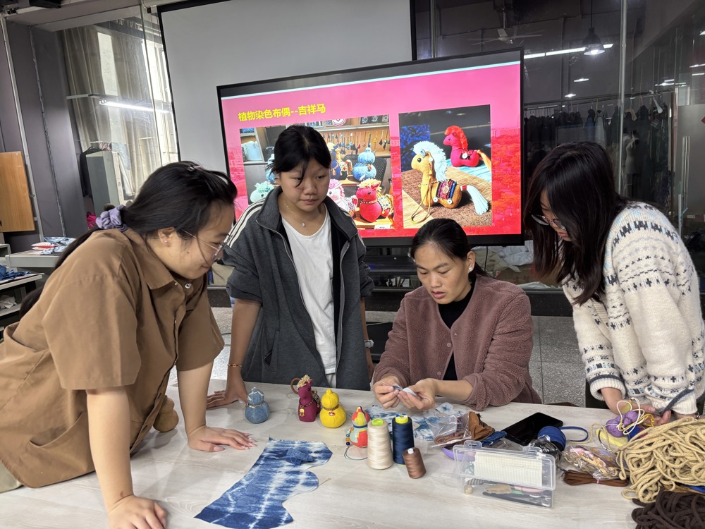 民间手工艺人进课堂——艺术学院举办“植物染布偶制作” 主题讲座