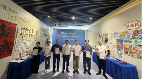 赵凤英同学代表上台领奖（左一）