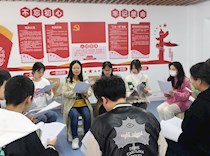 艺术学院开展党的二十大精神学习宣传进“一站式”学生社区系列活动之“匠心布改，布艺制作”志愿活动