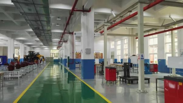 该体验中心是我校与柳工共建，2019年被教育部认定为国家级生产性实训基地