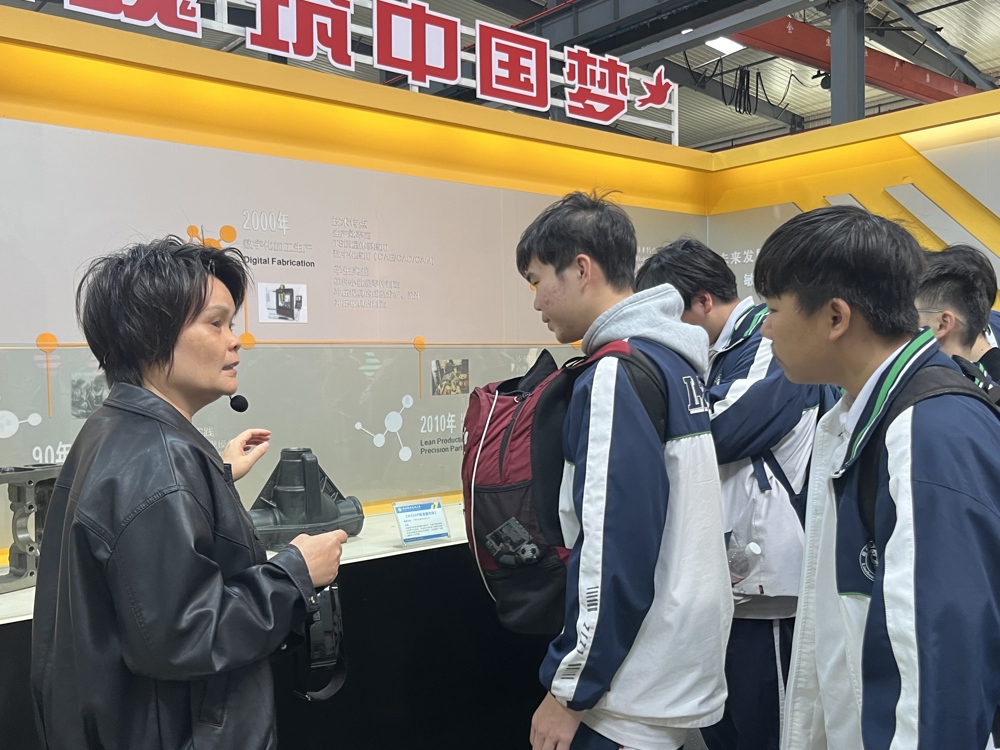 研学探校悟匠心 职普融通助成长——柳州第九中学师生到我校开展研学活动
