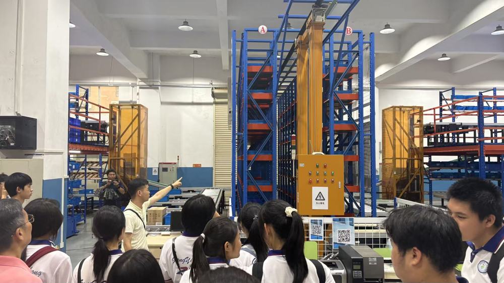 参观汽车工业智能物流实训中心